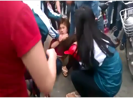 Nữ sinh lại đánh nhau, lột hết nội y